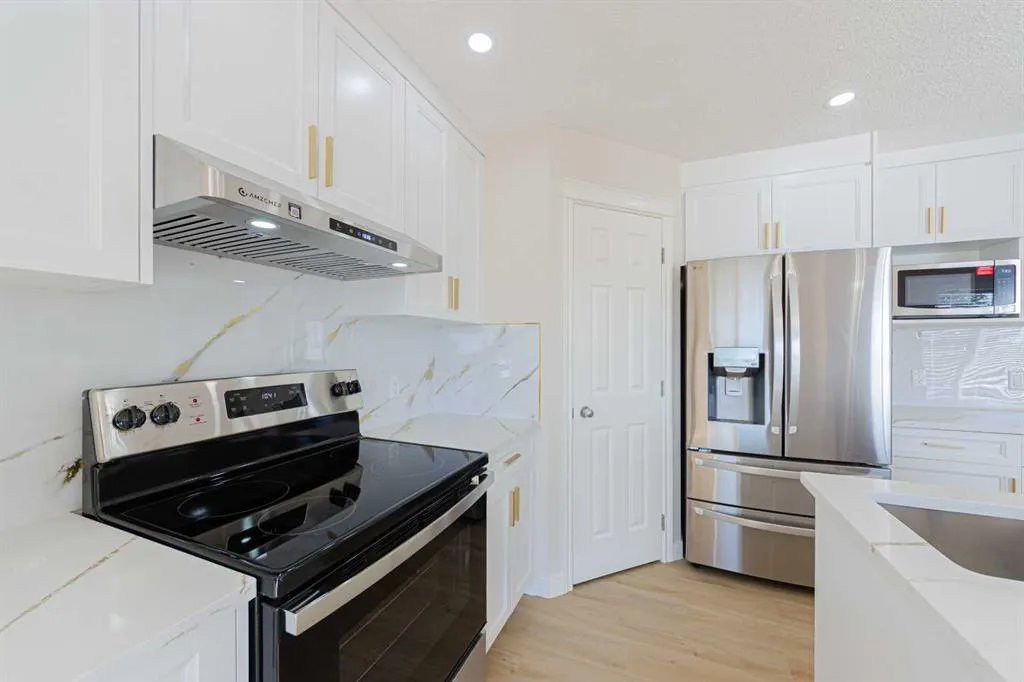 130 Somerglen Way SW
