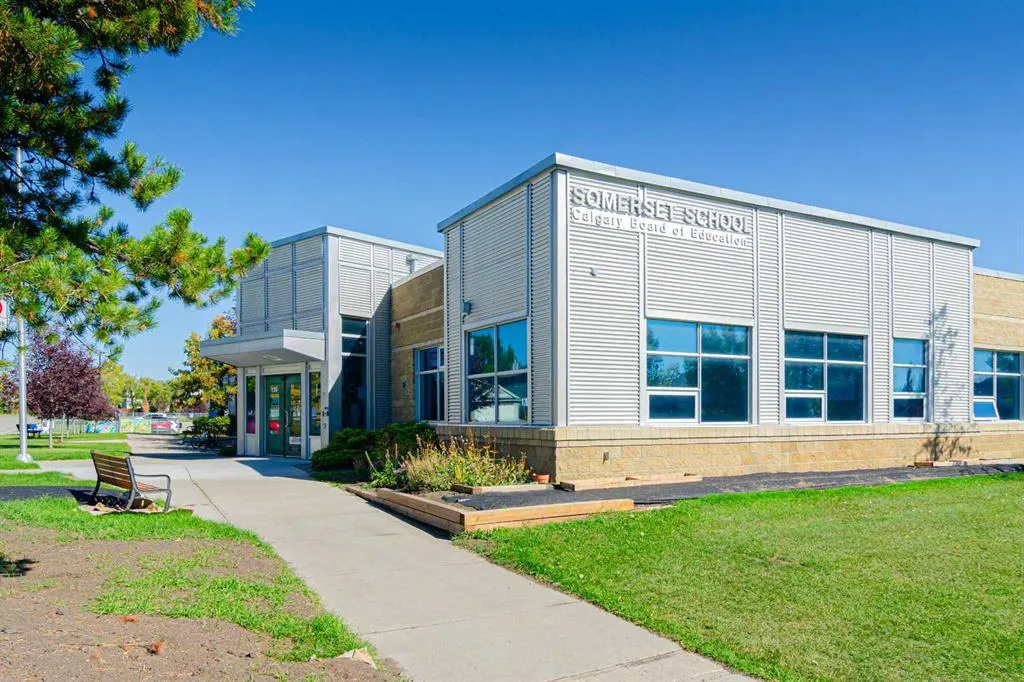 130 Somerglen Way SW