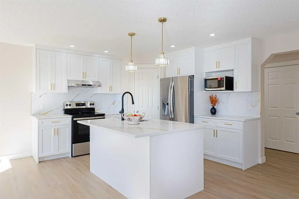 130 Somerglen Way SW