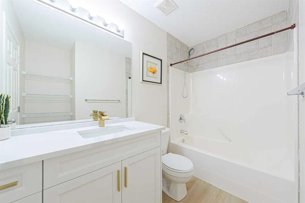 130 Somerglen Way SW