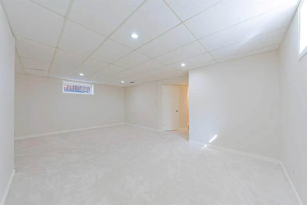 130 Somerglen Way SW