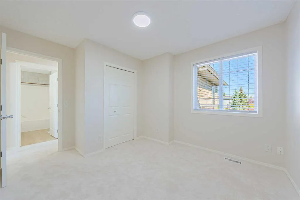 130 Somerglen Way SW