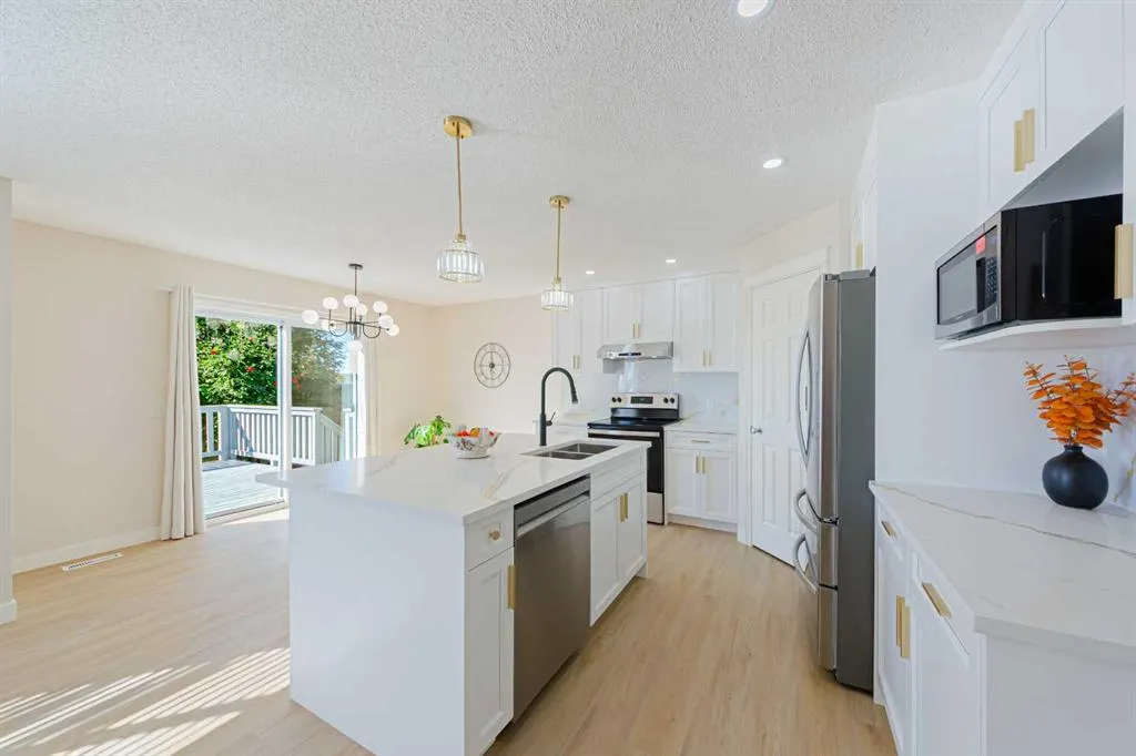 130 Somerglen Way SW