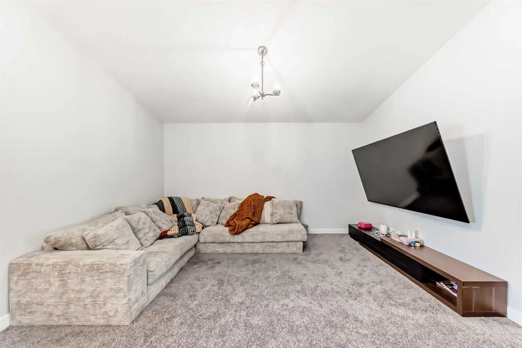 69 Amblehurst Way NW