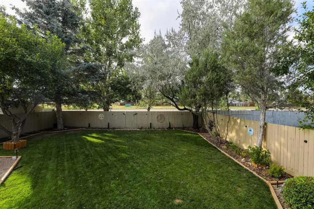 115 Mt. Crandell Cres W
