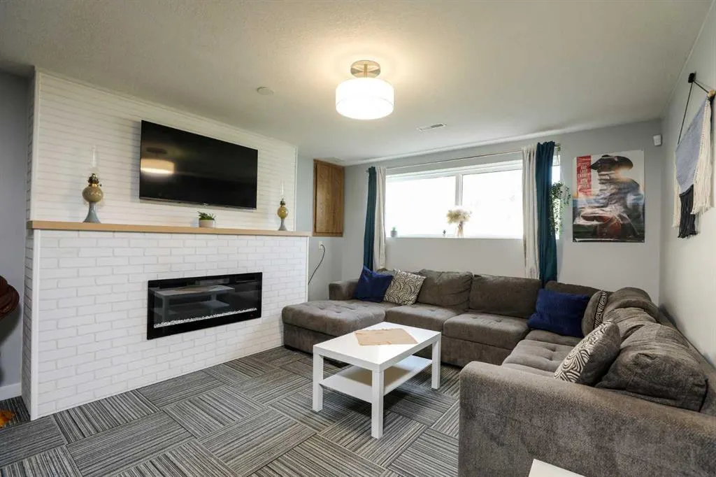 115 Mt. Crandell Cres W