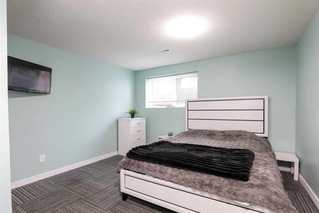 115 Mt. Crandell Cres W