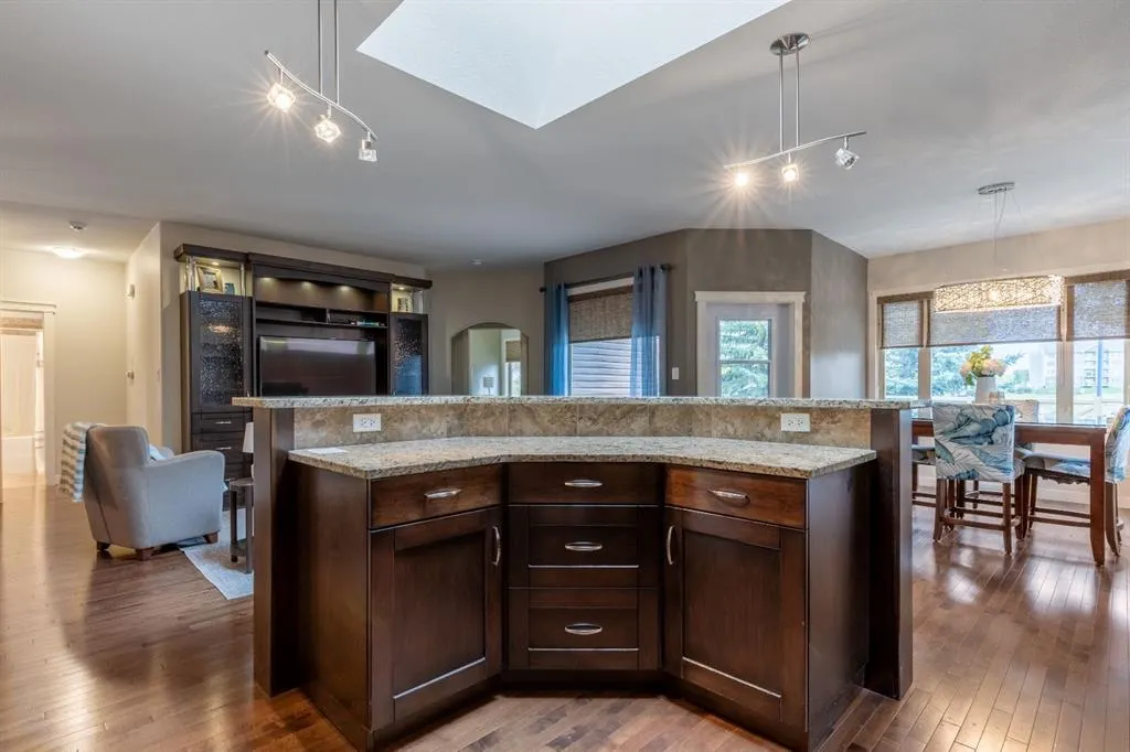 525 Edinburgh Road W
