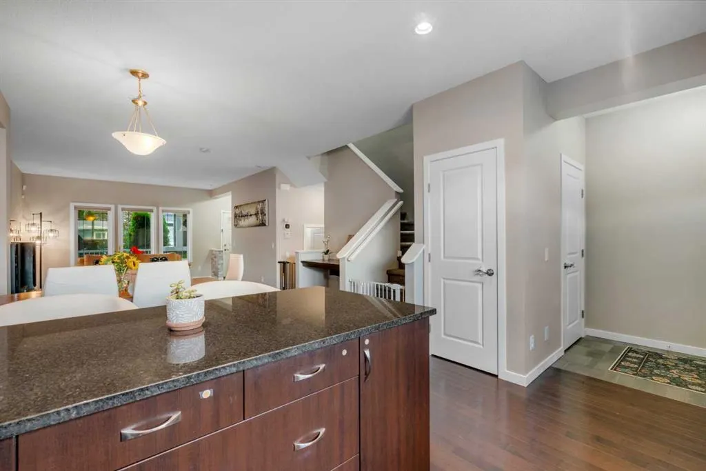 72 Redstone Common NE