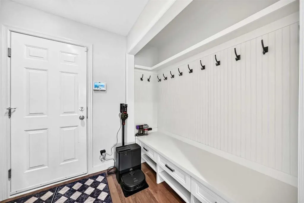 203 West Springs Close SW