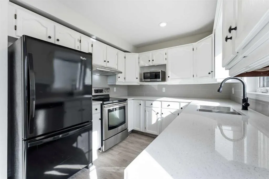 2132 35 Avenue SW #2