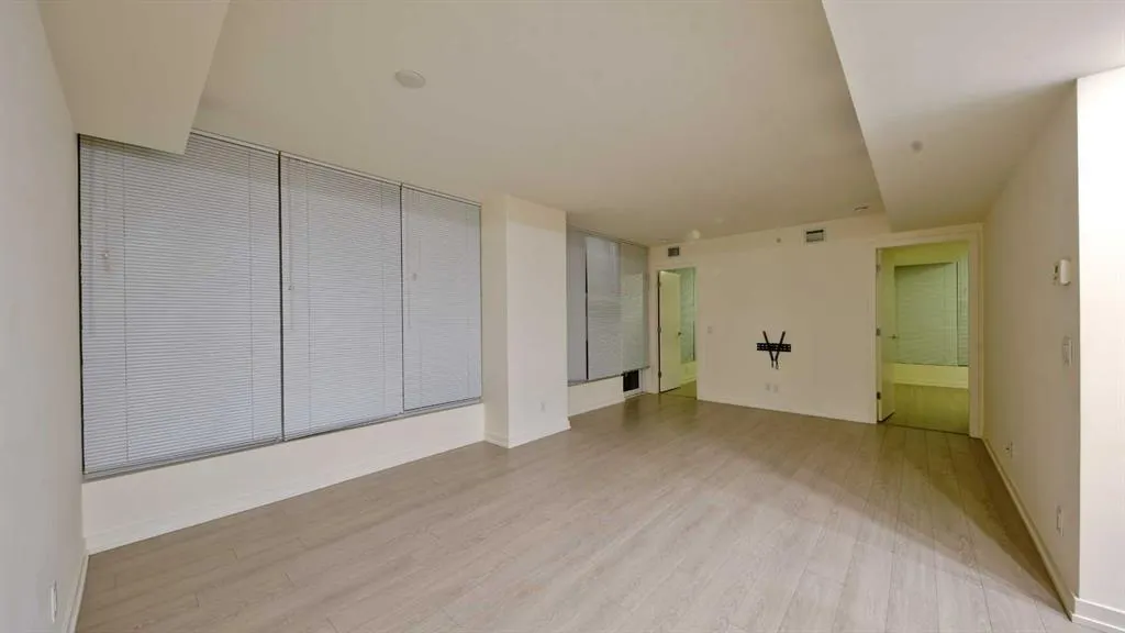 51 Waterfront Mews SW #301