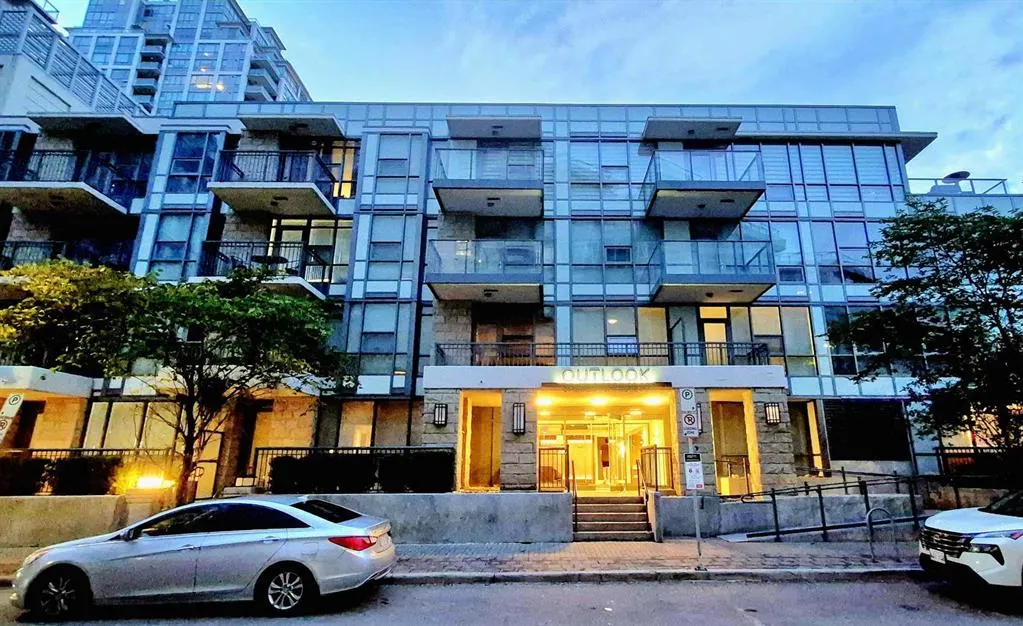 51 Waterfront Mews SW #301