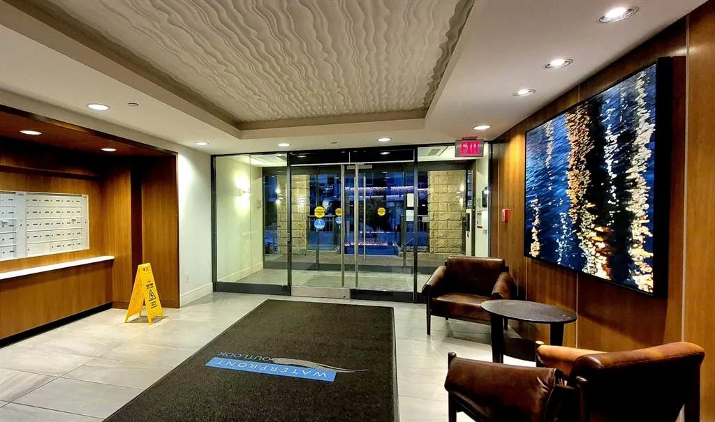 51 Waterfront Mews SW #301