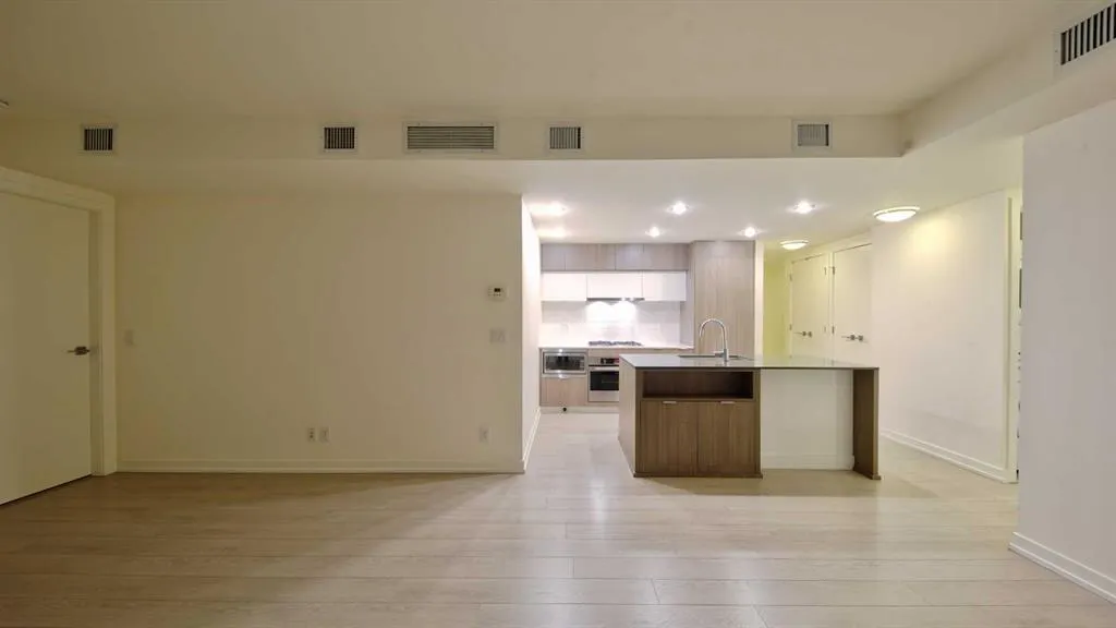 51 Waterfront Mews SW #301