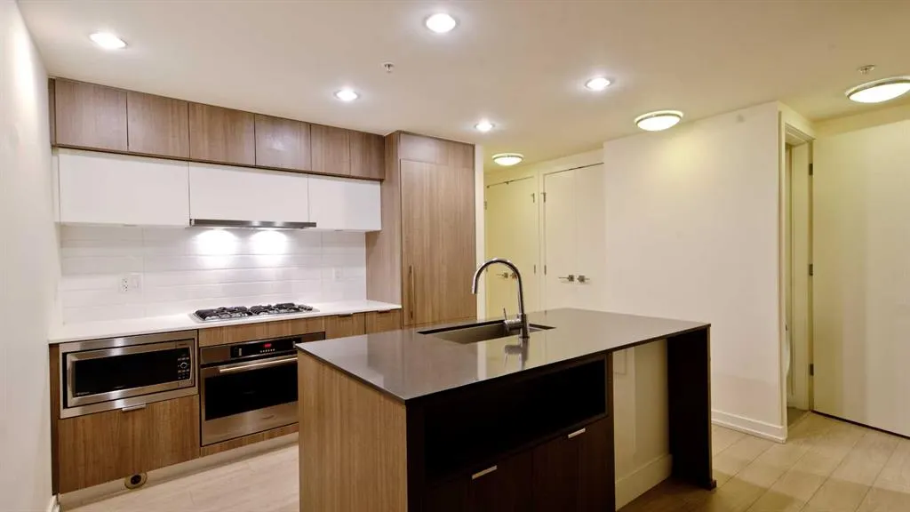 51 Waterfront Mews SW #301