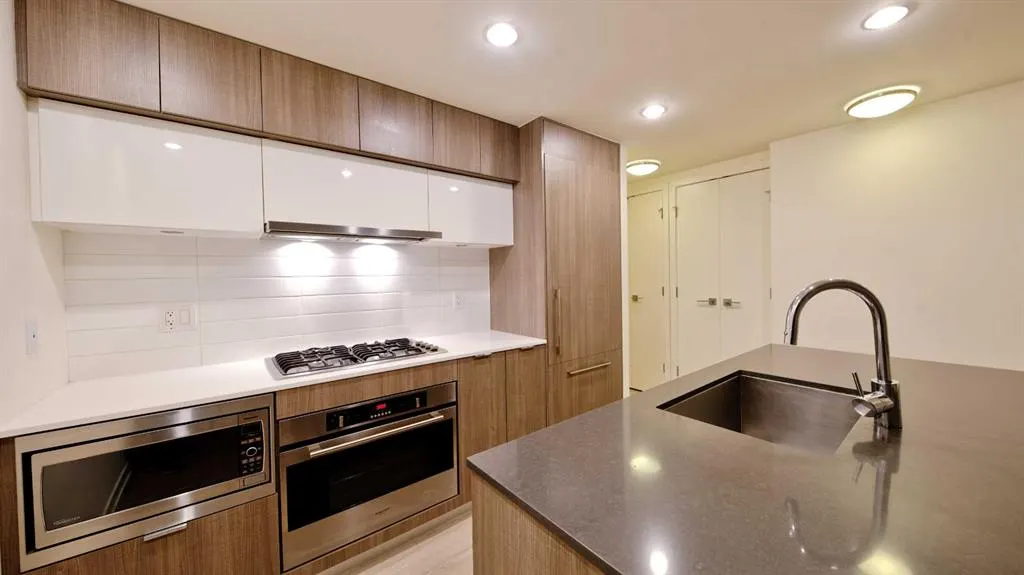 51 Waterfront Mews SW #301