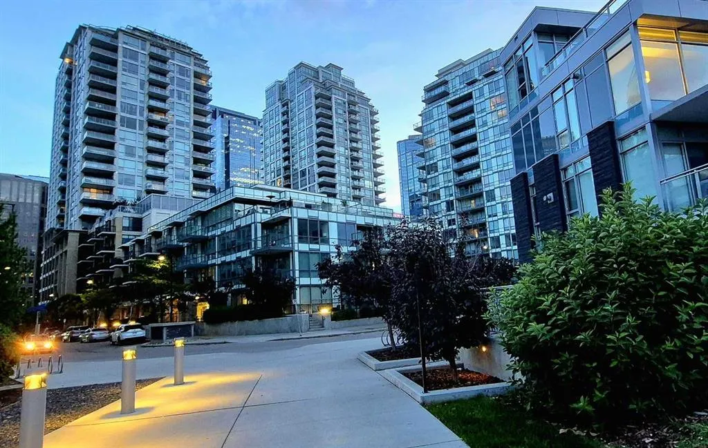 51 Waterfront Mews SW #301