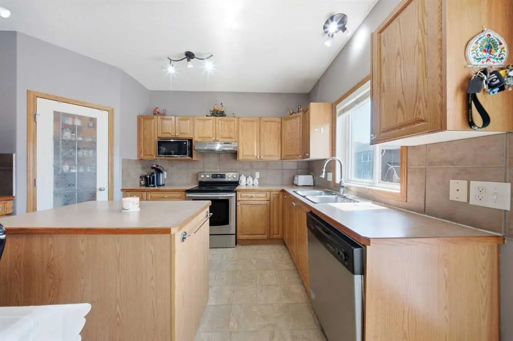 154 Saddleland Close NE