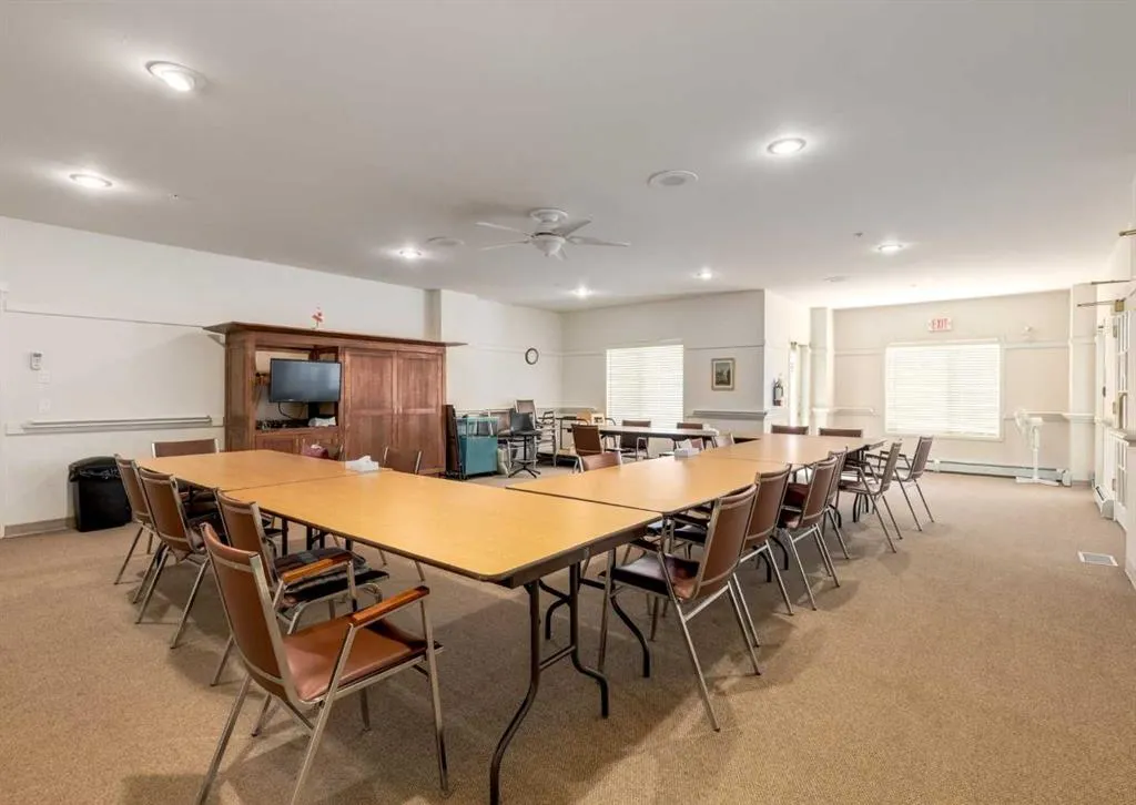 305 1 Avenue NW #101