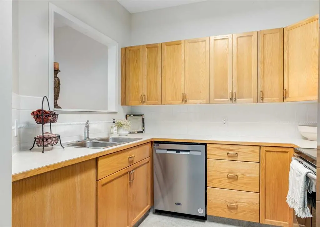 305 1 Avenue NW #101
