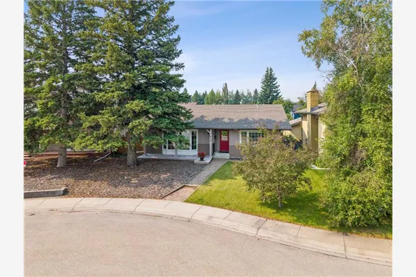 856 Lake Twintree Crescent SE