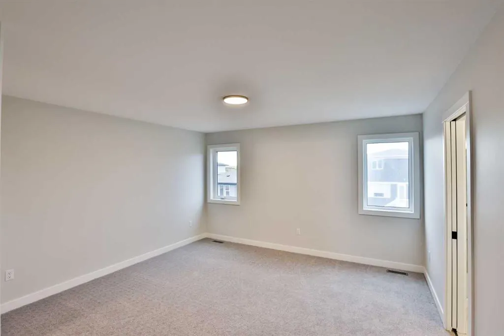 668 Devonia Road W
