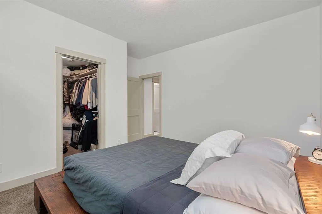 2028 37 Avenue SW