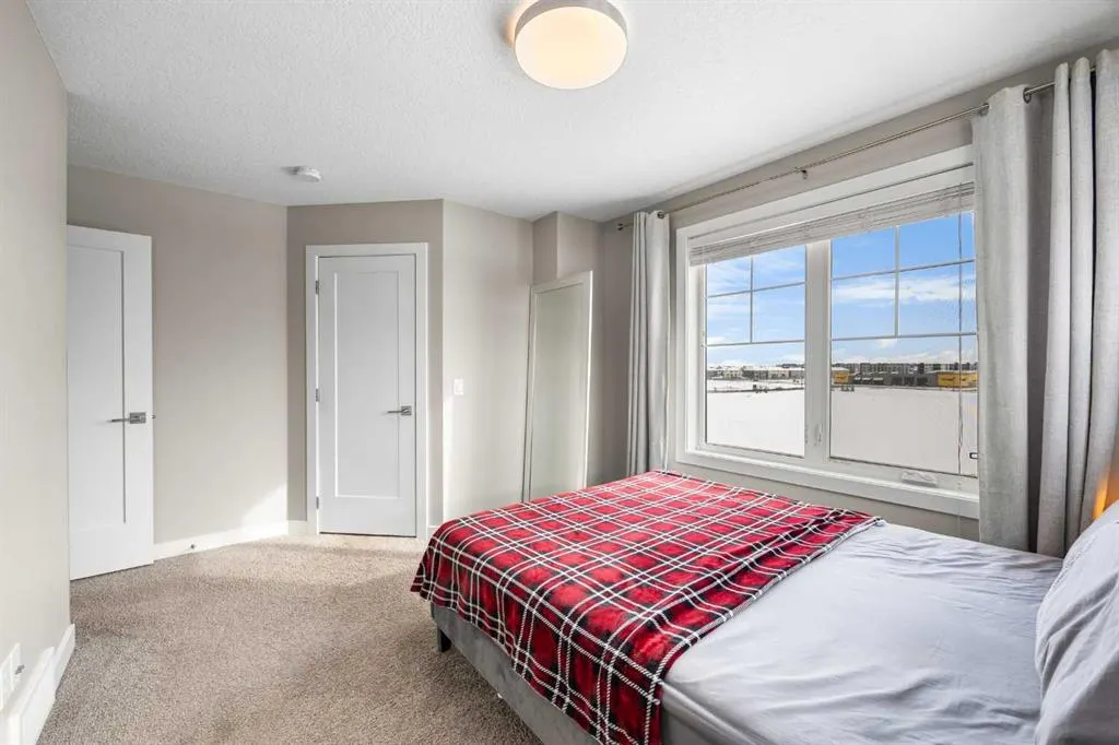 111 Evanscrest Gardens NW