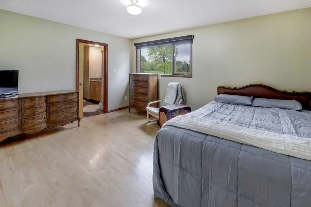 6 Vardana Place NW