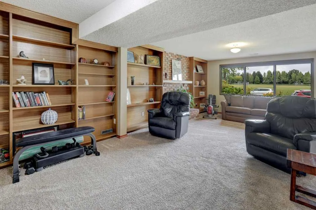 6 Vardana Place NW