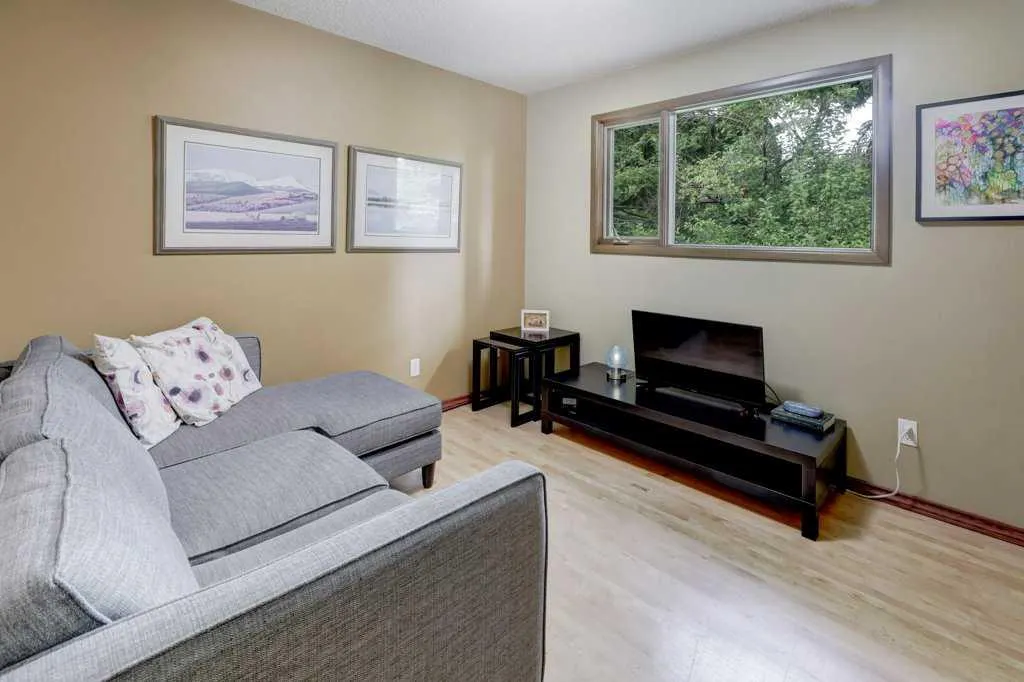6 Vardana Place NW