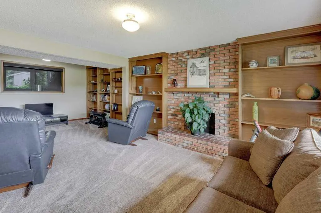 6 Vardana Place NW