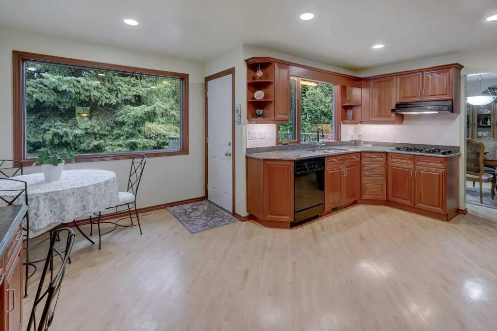 6 Vardana Place NW