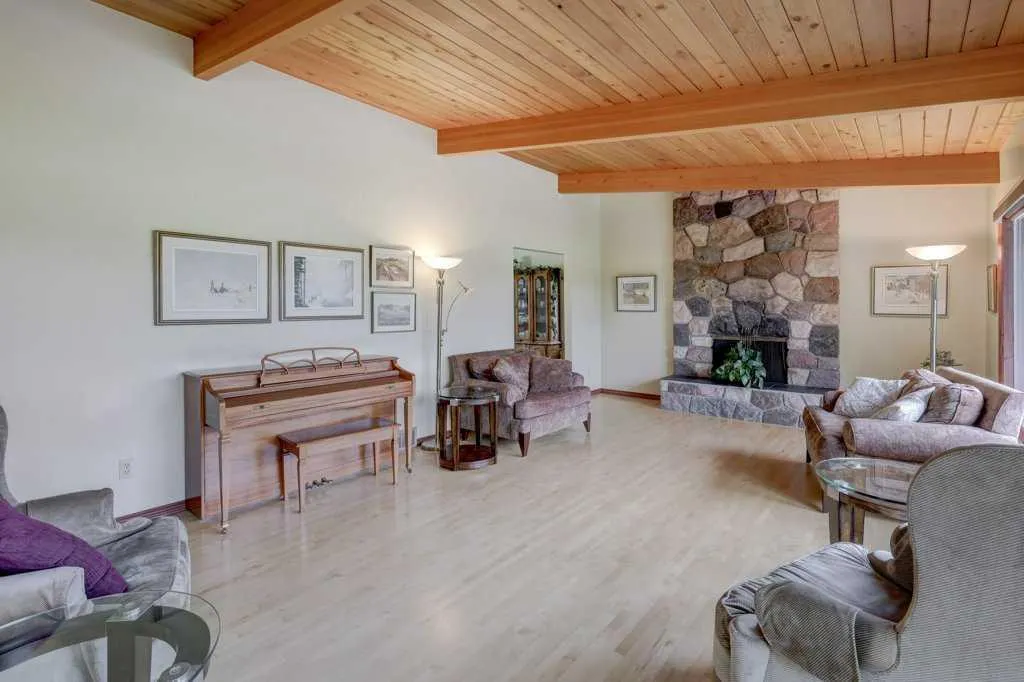 6 Vardana Place NW