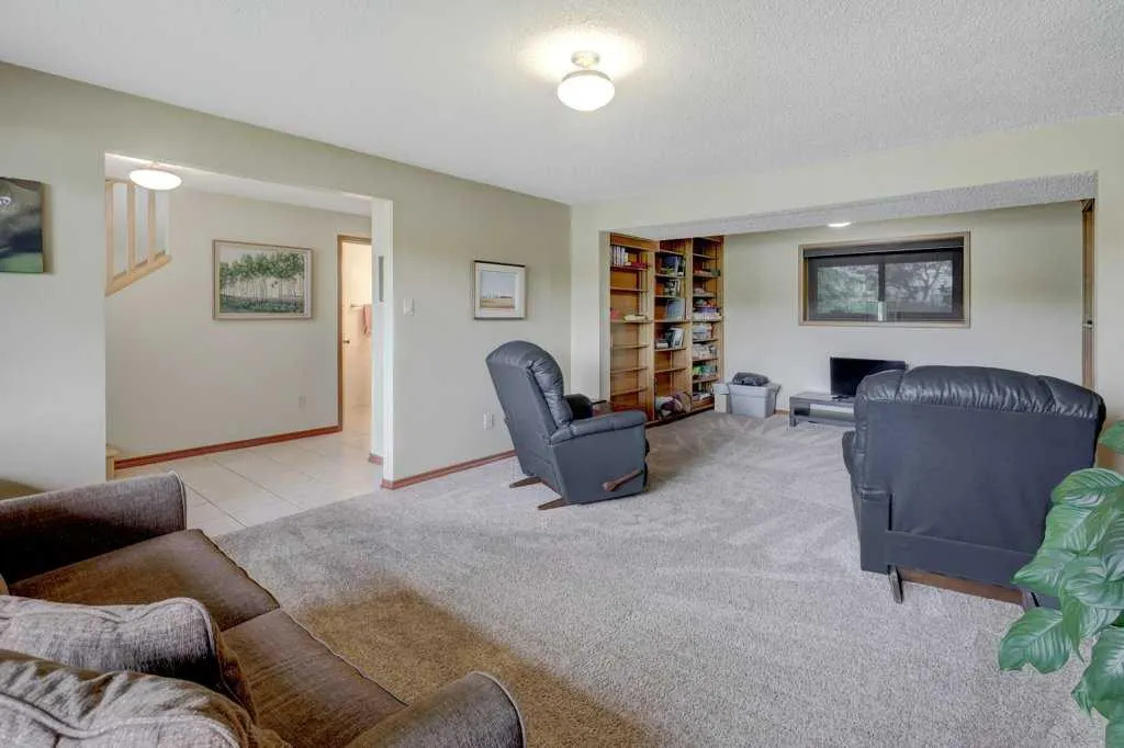 6 Vardana Place NW