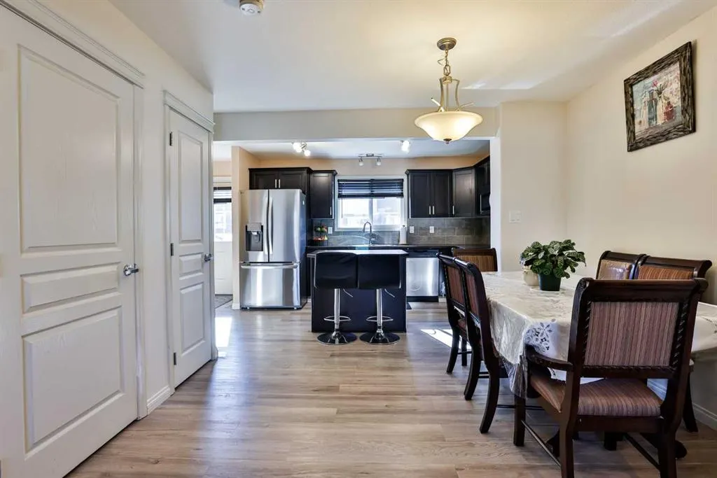 832 Silkstone Close W