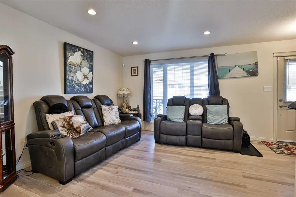 832 Silkstone Close W
