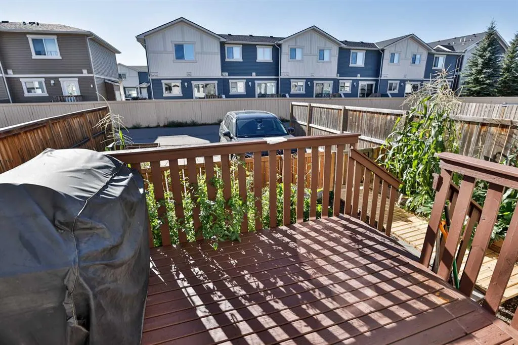 832 Silkstone Close W