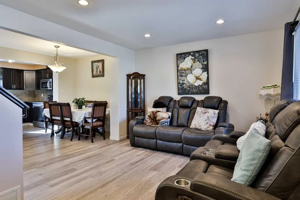 832 Silkstone Close W