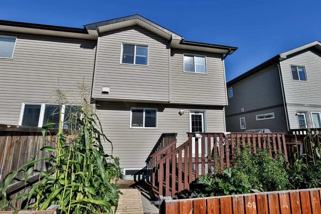 832 Silkstone Close W
