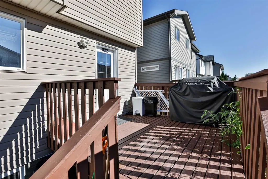 832 Silkstone Close W