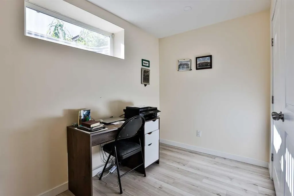 832 Silkstone Close W