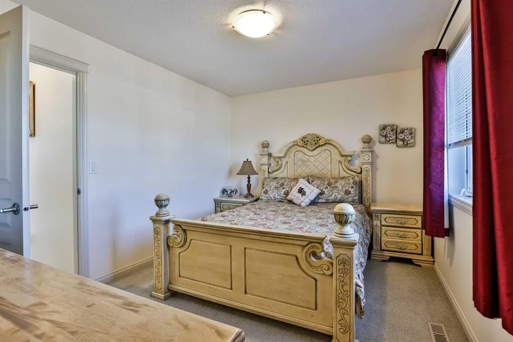 832 Silkstone Close W