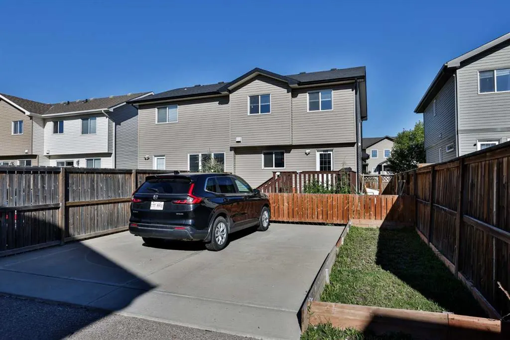 832 Silkstone Close W