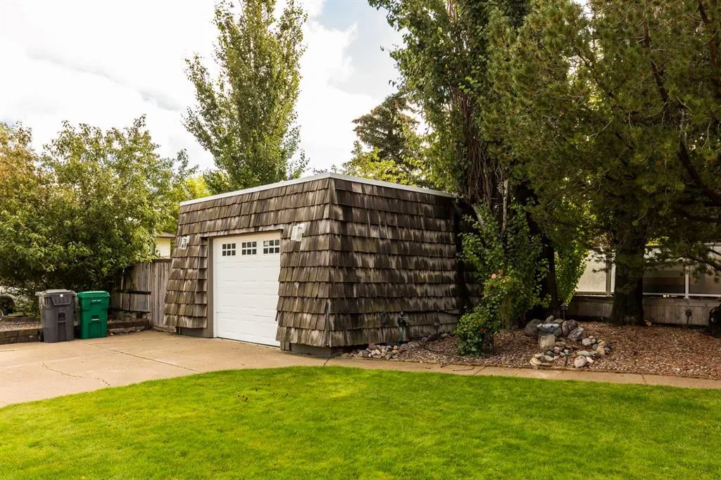 115 Iroquois Crescent W