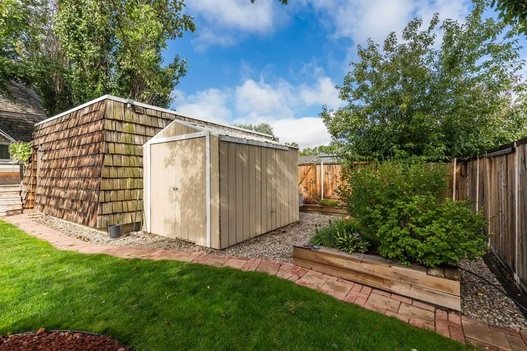 115 Iroquois Crescent W