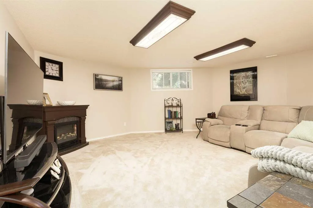 115 Iroquois Crescent W