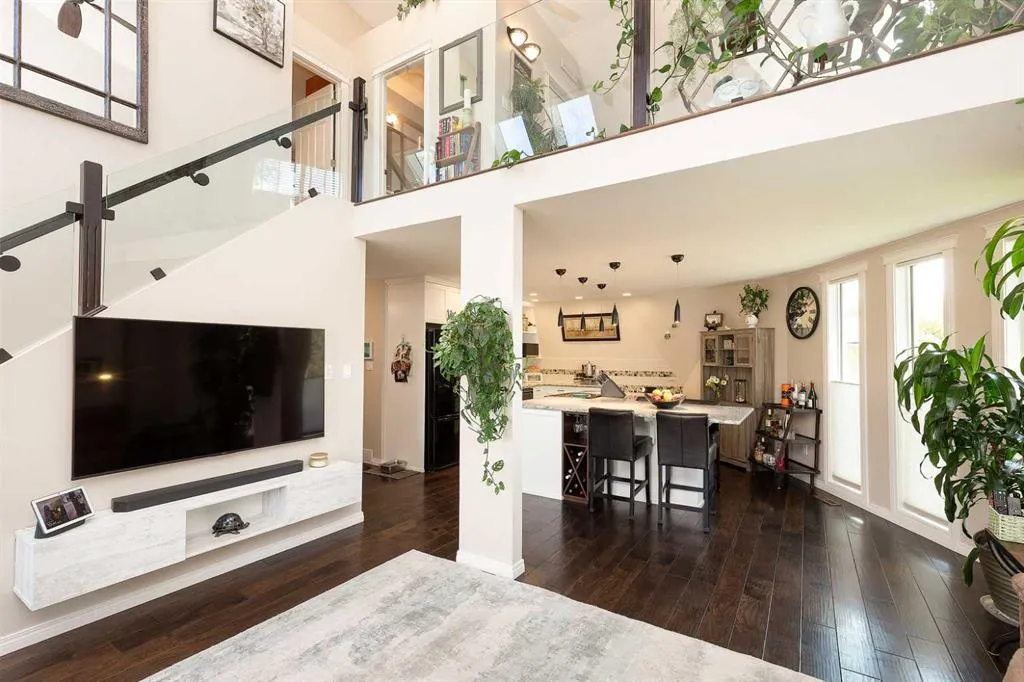 115 Iroquois Crescent W
