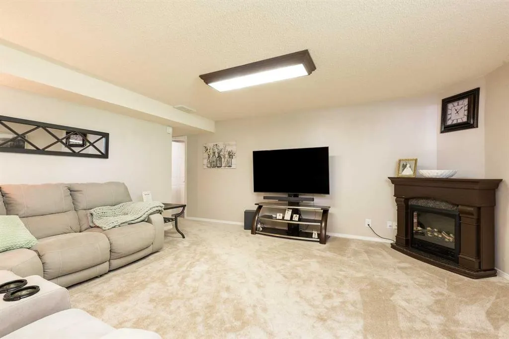 115 Iroquois Crescent W